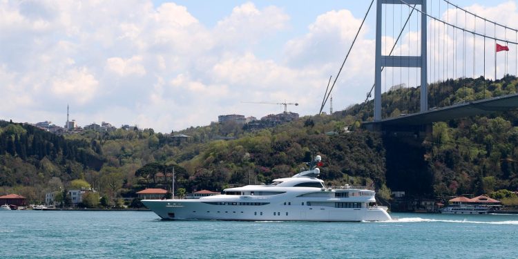 100 milyon dolar değerinde… Dans pisti bile var, Boğaz’dan böyle geçti