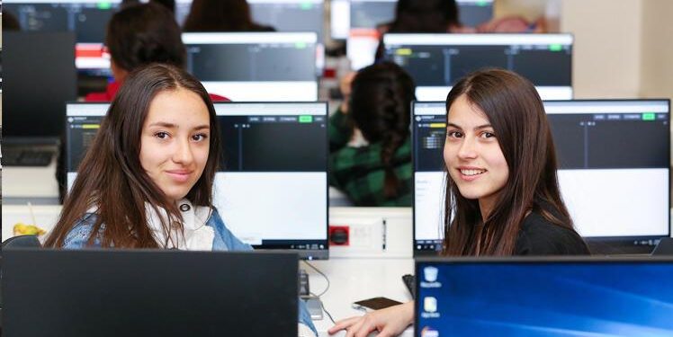 Kız öğrencilere bilgisayar ve kodlama öğretilecek