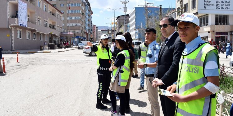 Trafik uygulamasına öğrencilerden üniformalı destek