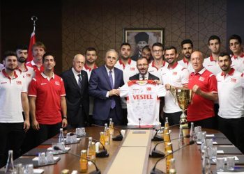 Bakan Kasapoğlu, şampiyon voleybolcuları kabul etti