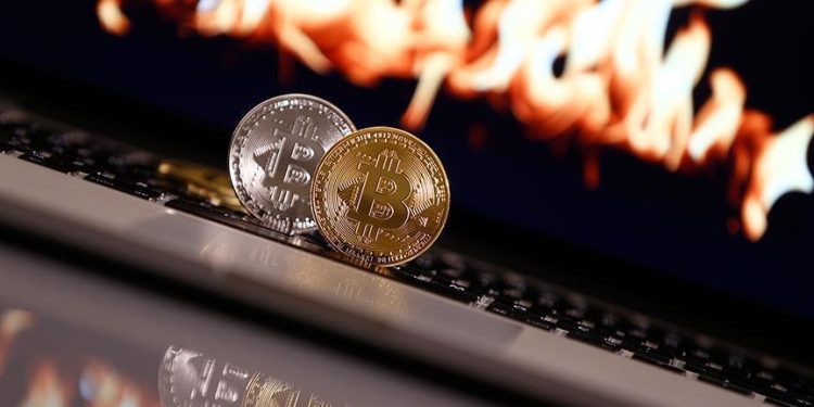 Bitcoin 7,961 dolara döndü
