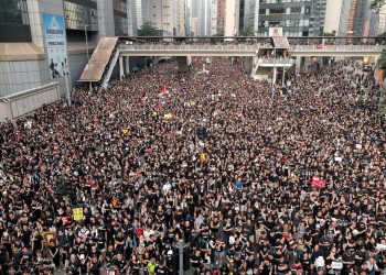 Hong Kong’da gösteriler sürüyor