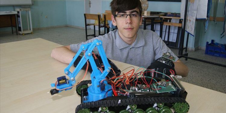 Lise öğrencisinden el hareketiyle kontrol edilebilen bomba imha robotu