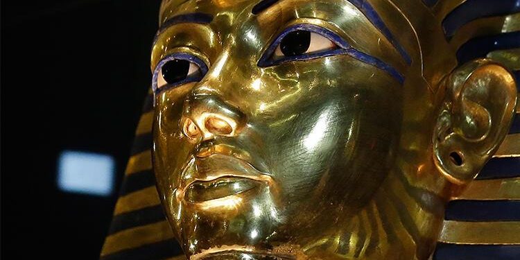 Mısır İngiltere’den firavun Tutankhamun’un altın heykel başını istiyor