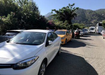 Muğla’da tatilciler uzun araç kuyrukları oluşturdu