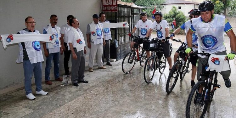 Öğretmene şiddete dikkat çekmek için 650 kilometre pedal çevirecekler