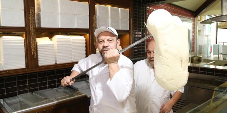 Renkli şovlarıyla turistlere dondurma satıyorlar