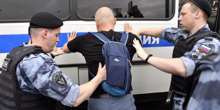 Rusya’da muhalif gazeteciye destek yürüyüşü yapanlar gözaltına alındı