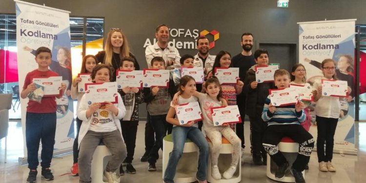 Tofaş gönüllüleri, çocuklara “Kodlama” çğretiyor!