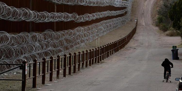 ABD, Meksika sınırına 2 bin 100 ilave asker sevk ediyor