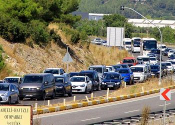 Akyaka’ya turist akını! Nüfus patladı, araba koyacak yer kalmadı