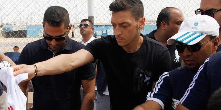 Cocu’nun hamlesi sonrası Mesut Özil sürprizi! Domino etkisiyle…