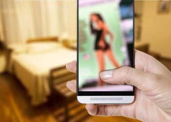 Google ve Facebook cinsel içerikli görüntü izleyenleri takip ediyor