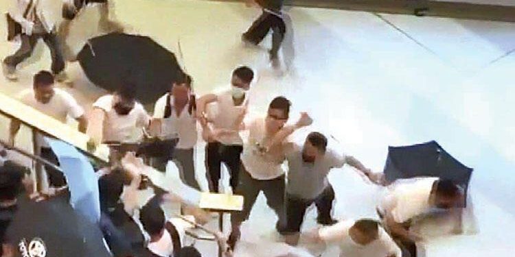 Hong Konglu eylemcileri sopayla dövdüler