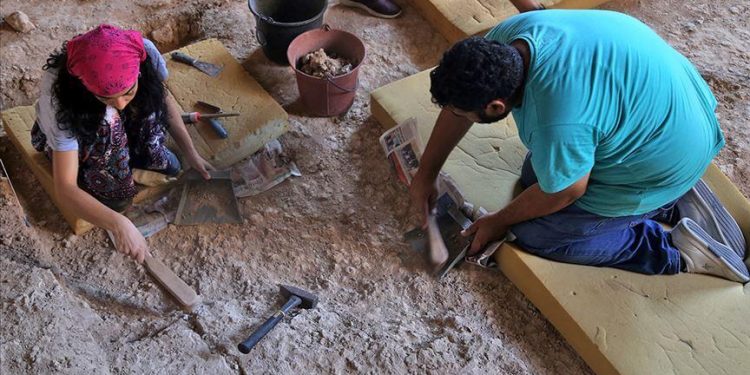 Karain kazılarında 350 bin yıllık balta bulundu