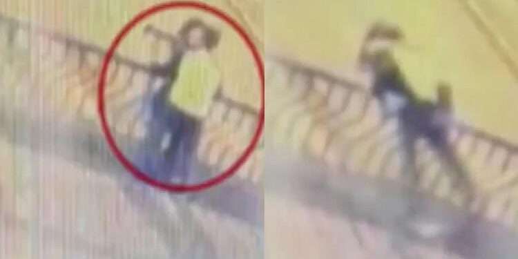 Korkuluklara yaslanıp öpüşen çift köprüden düşüp öldü