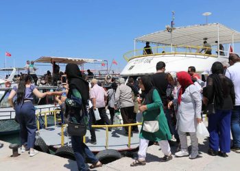 O ülkeden Van’a resmen akın ettiler… Adım atacak yer kalmadı