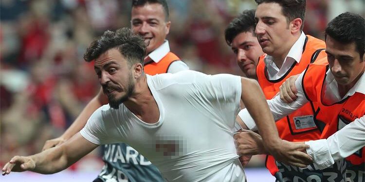 Son Dakika: Finalde sahaya giren YouTuber ve 4 arkadaşı gözaltına alındı