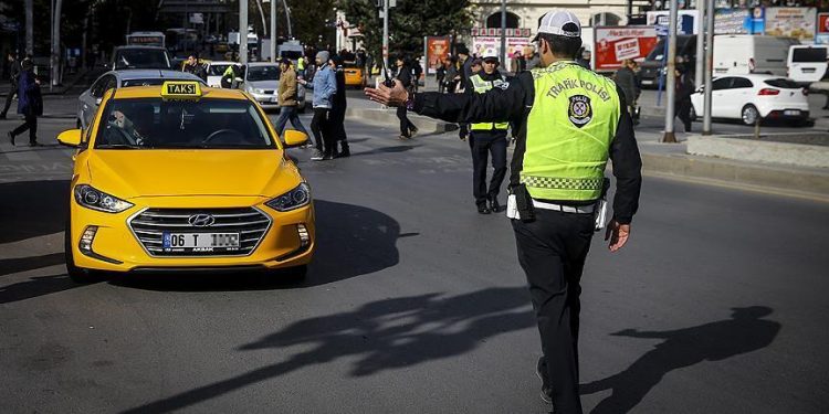 Taksilerde kısa mesafeye indi-bindi ücreti de çözüm olmadı