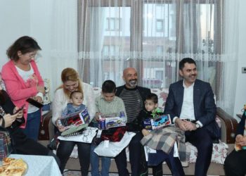 Bakan Kurum afetzedelere konuk oldu
