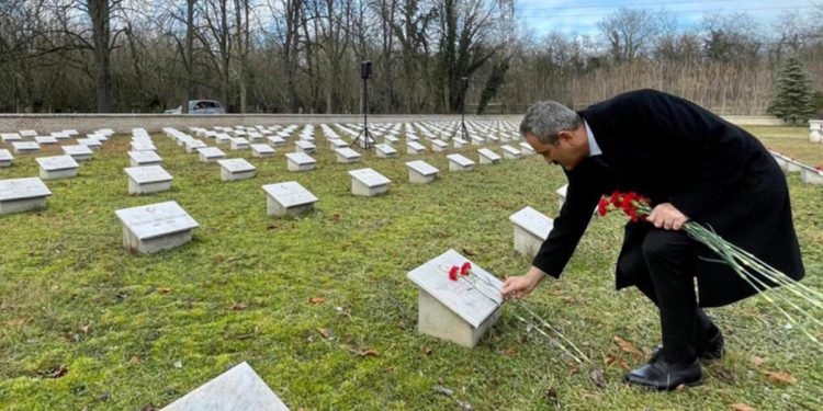 Bakan Özer, Galiçya Türk Şehitliği’ni ziyaret etti