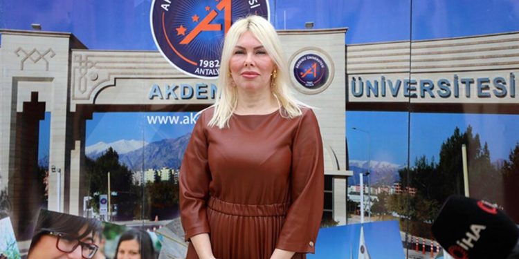 Rektörün başı sahipsiz köpeklerle dertte
