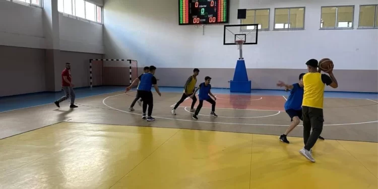 Kars’ta düzenlenen ‘Sokaklar Bizim 3×3 Basketbol Gençlik Turnuvası’ renkli görüntülere sahne oldu